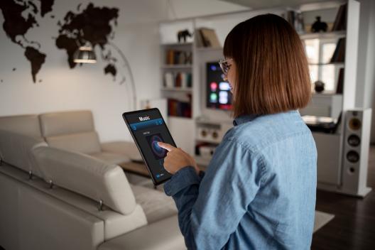 Frau mit Tablet für Smart Home Bedienung