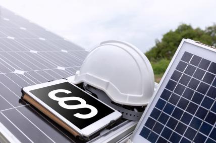 Solarzellen auf einem Dach mit einem Tablet