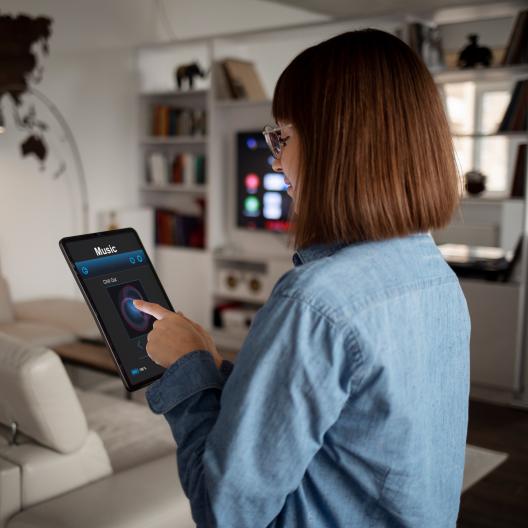 Frau mit Tablet für Smart Home Bedienung